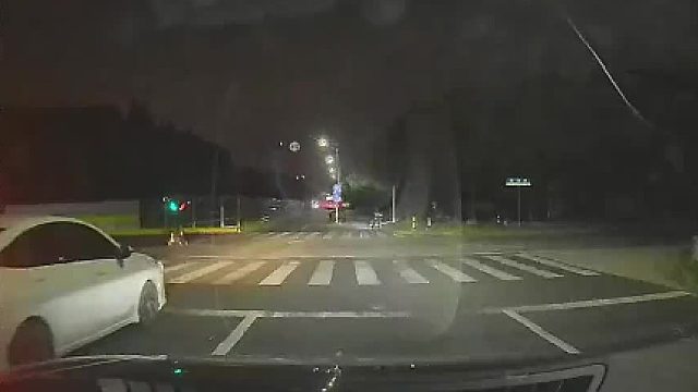 每一个喝白酒的中年人， 都曾是不喝白酒的年轻人。