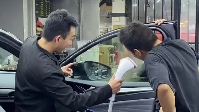 车内外温差大产生水雾，容易阻挡后视镜视野，要尽快解决！