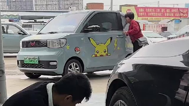 雨天驾驶,记得先确保安全!