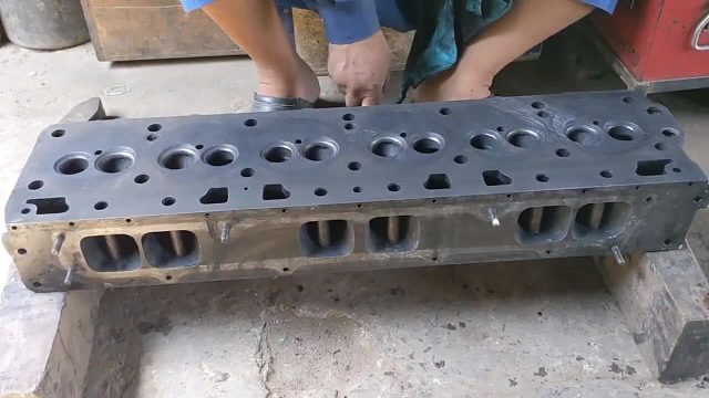 巴铁师傅更换日野发动机气门底座圈全过程，没有那就制造。