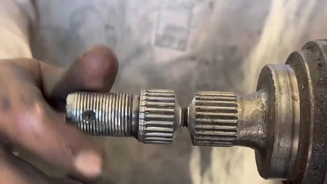 巴铁师傅维修断裂的汽车半轴全过程。