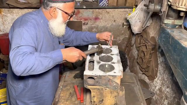 巴铁师傅维修损坏的发动机缸体全过程。