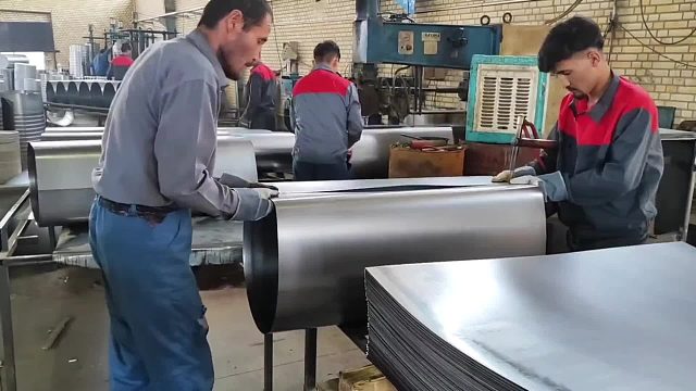 巴铁师傅在简陋的作坊里就能制造出精美的铁桶。