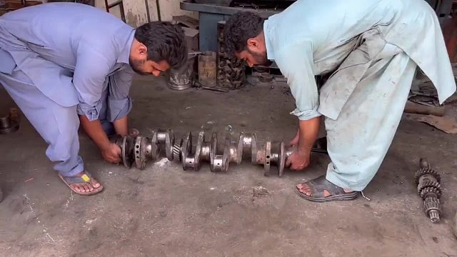 巴铁师傅维修断裂的发动机曲轴全过程。
