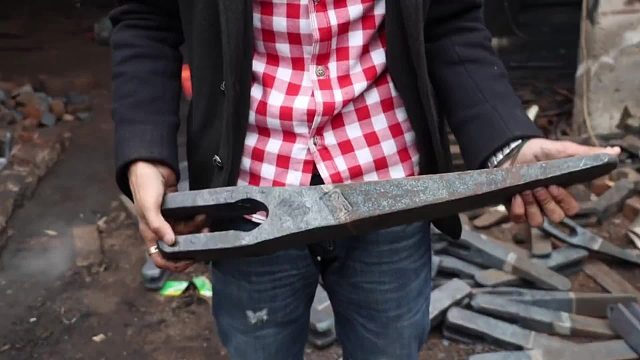 巴铁师傅用废旧的锚链制作挖掘机斗齿全过程。