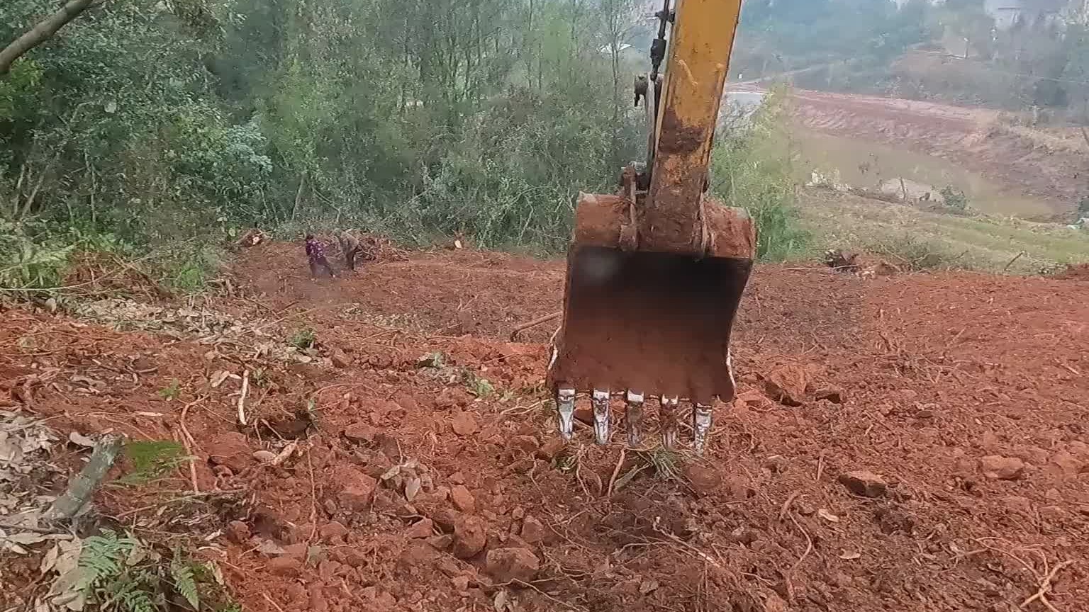 6亩地挖了八千多，现在老板不结账。老板问我怎么挖的。