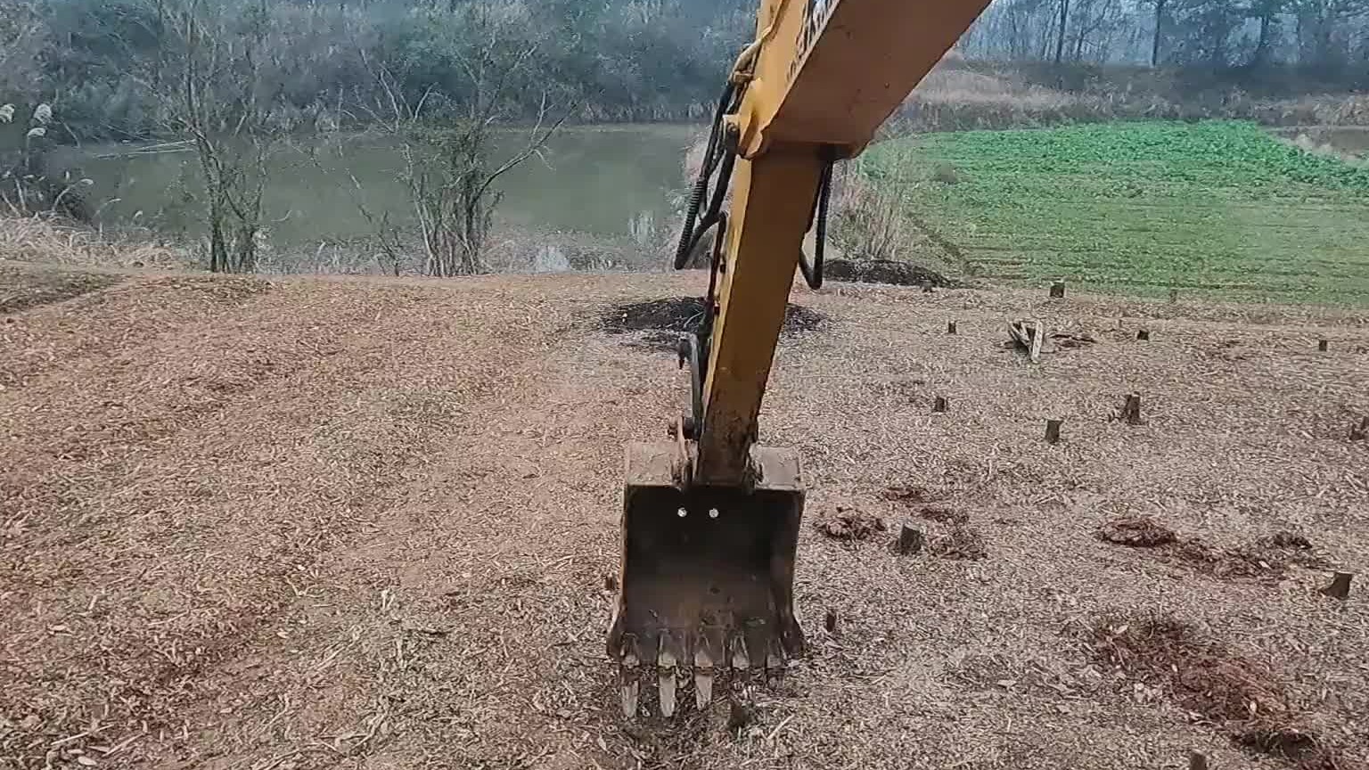 地里不长东西，喊我挖机过来有什么用