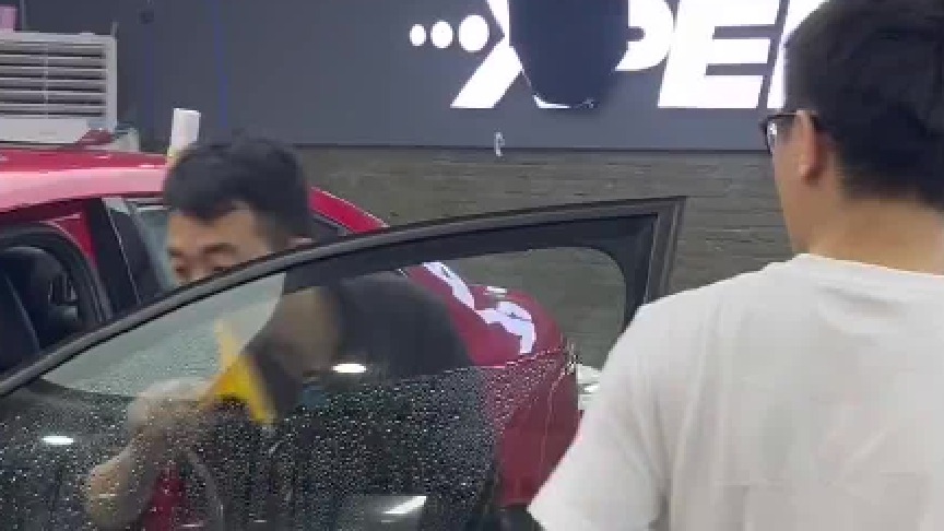 粉丝过来贴膜，顺便处理一下车内异味。