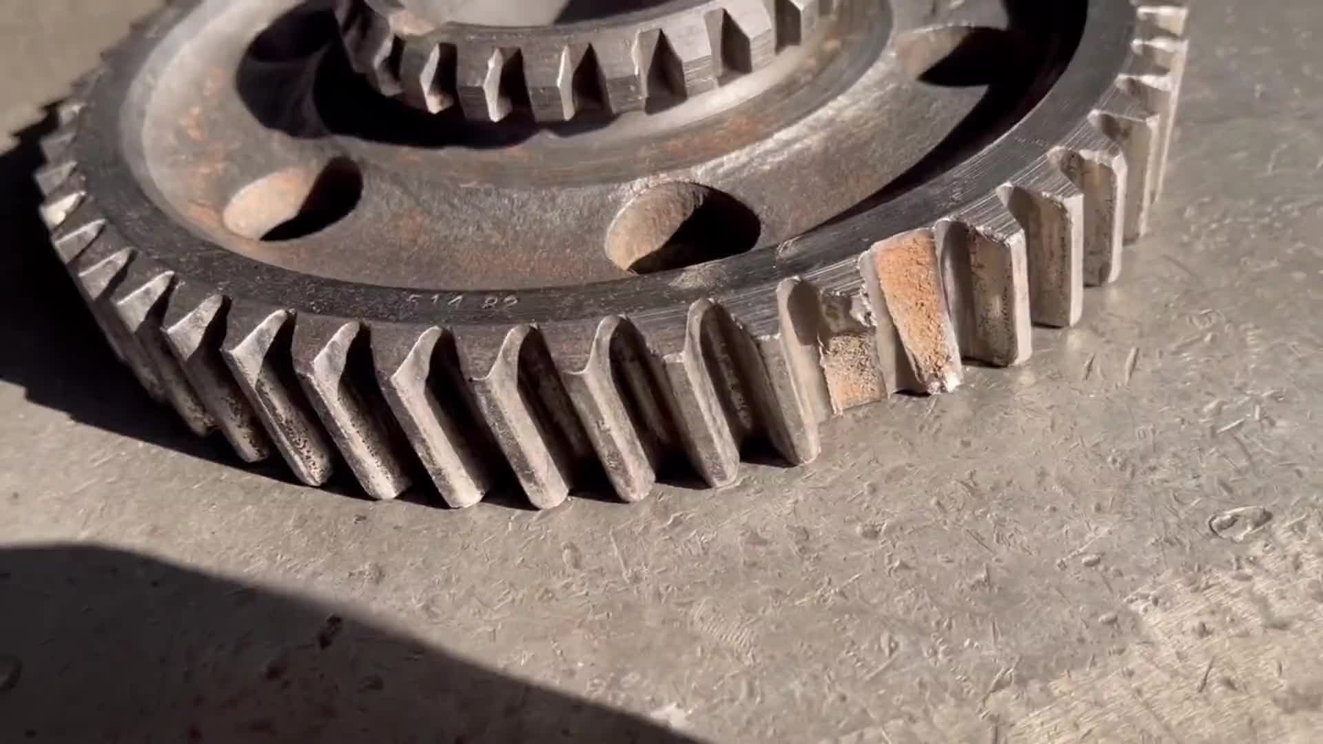 巴铁师傅维修打齿的变速箱齿轮全过程。