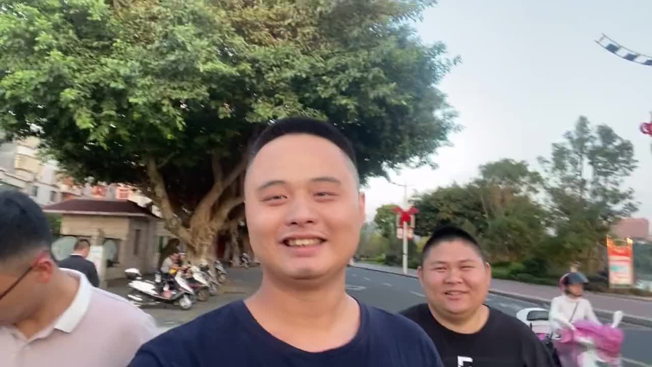 曾经的同事请客吃羊肉火锅，吃完暖呼呼，换上五分裤！