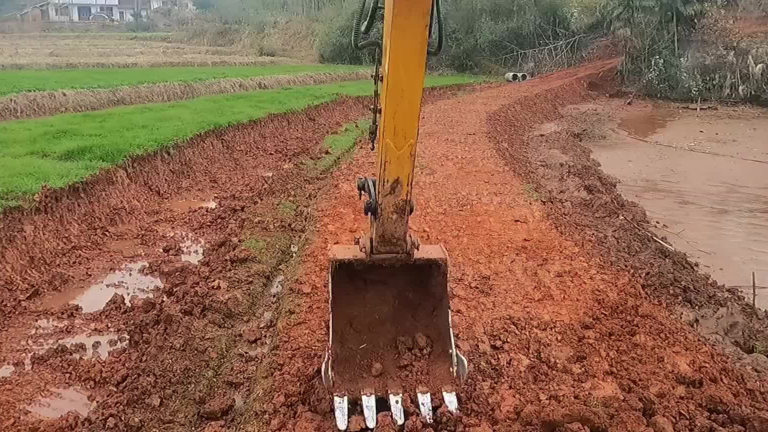 修路，筑堤坝。修条路到鱼塘下面，直接开车过去钓鱼。