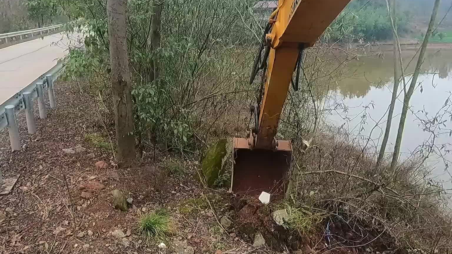 挖机修一条路，开车下去打鱼就很方便。