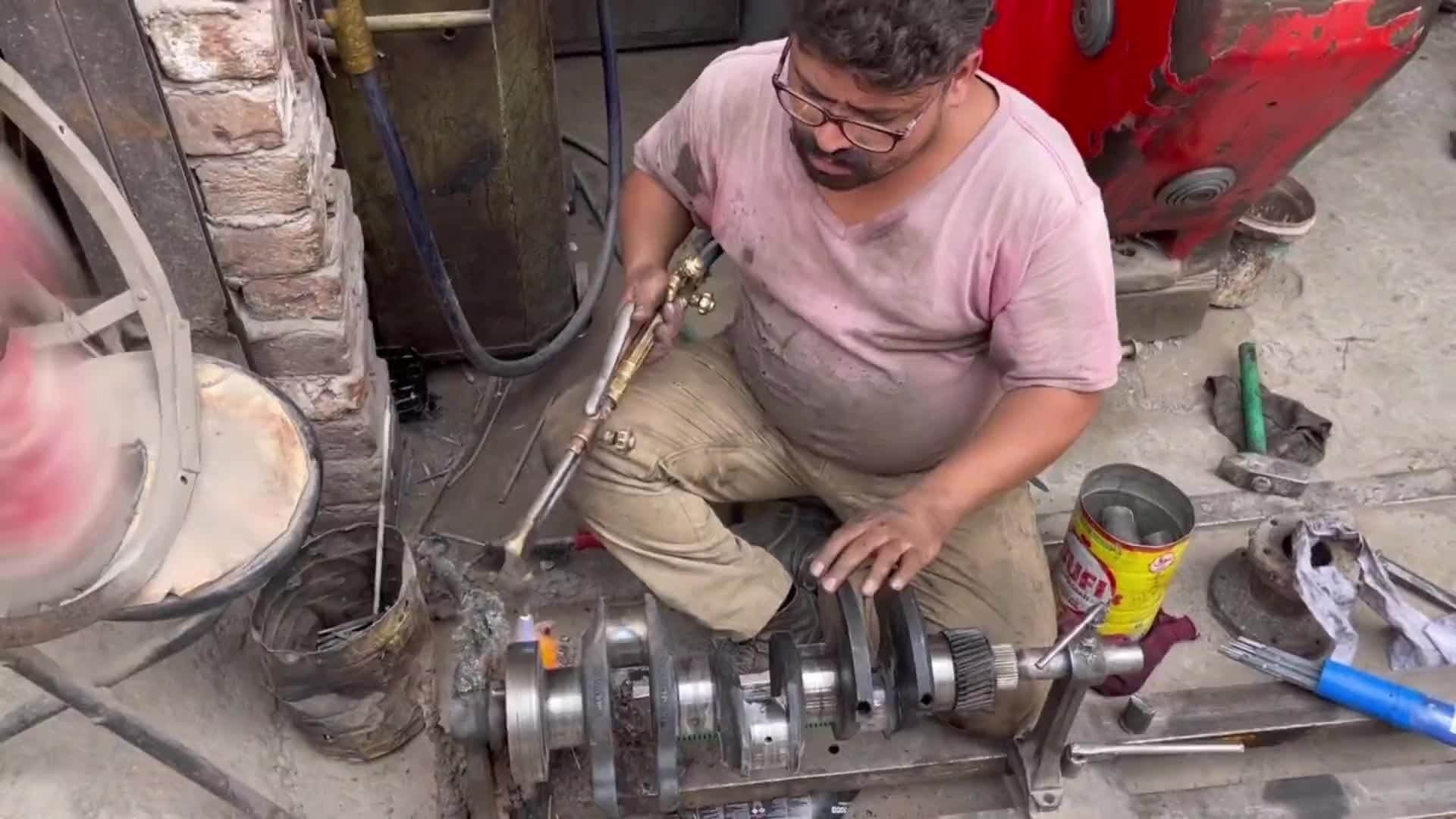 巴铁师傅维修三缸发动机曲轴全过程。