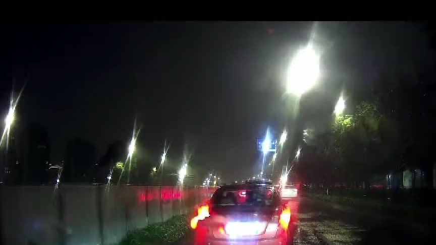 这谁顶得住？前女友分手后硬要来我家聊股票...