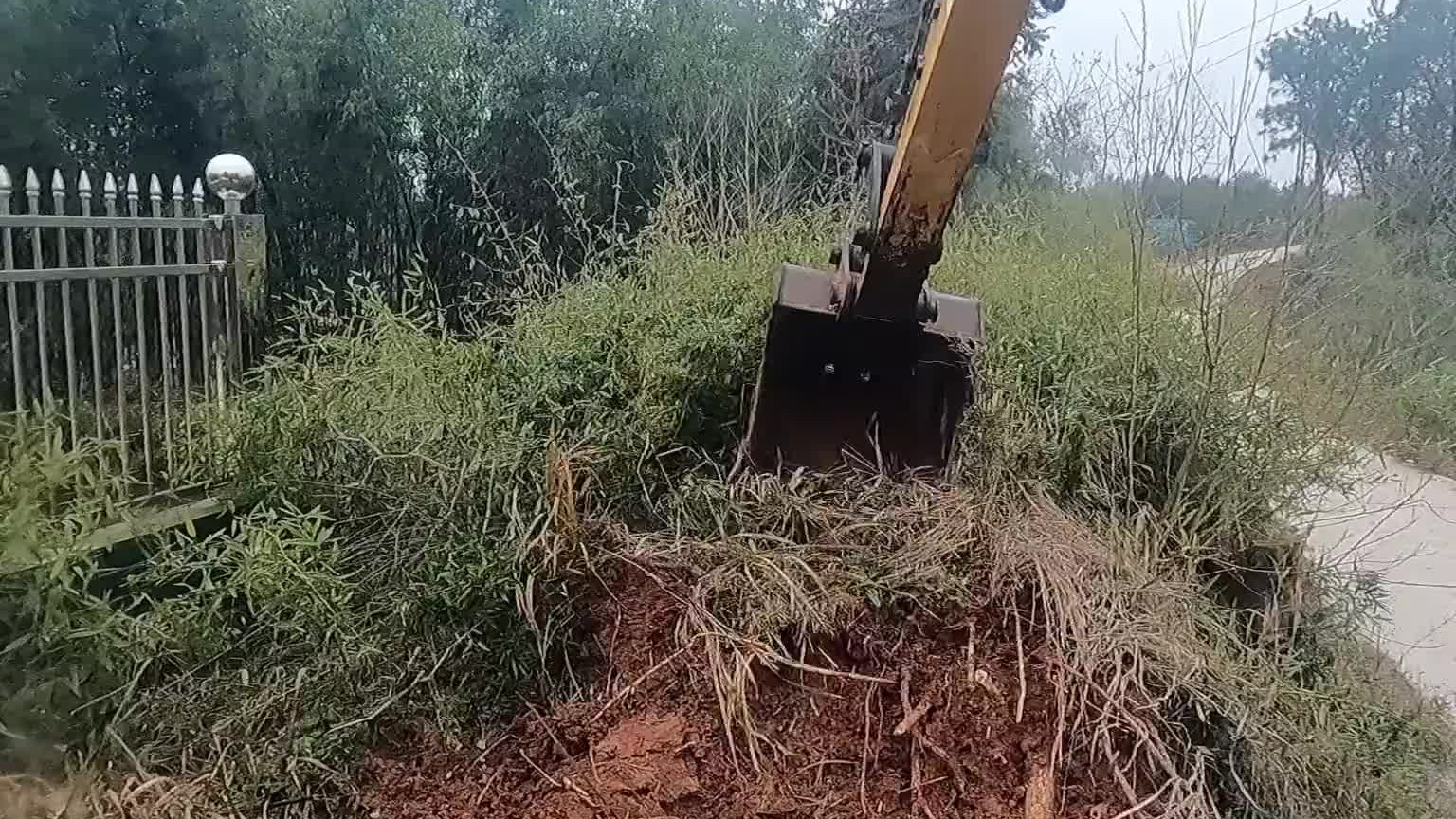 门前一堆土挡住了房屋的视线，影响风水格局。喊挖机过来挖掉。