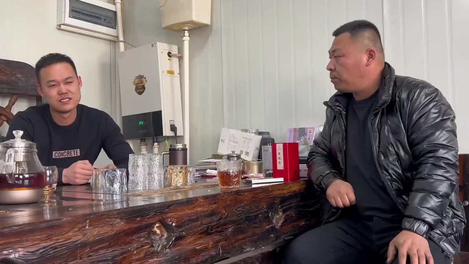 老舅头发都急白了