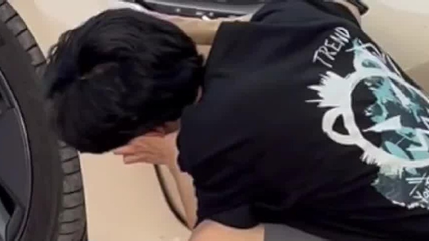 编导的车被撞过来贴改色膜，还想要自己贴膜？