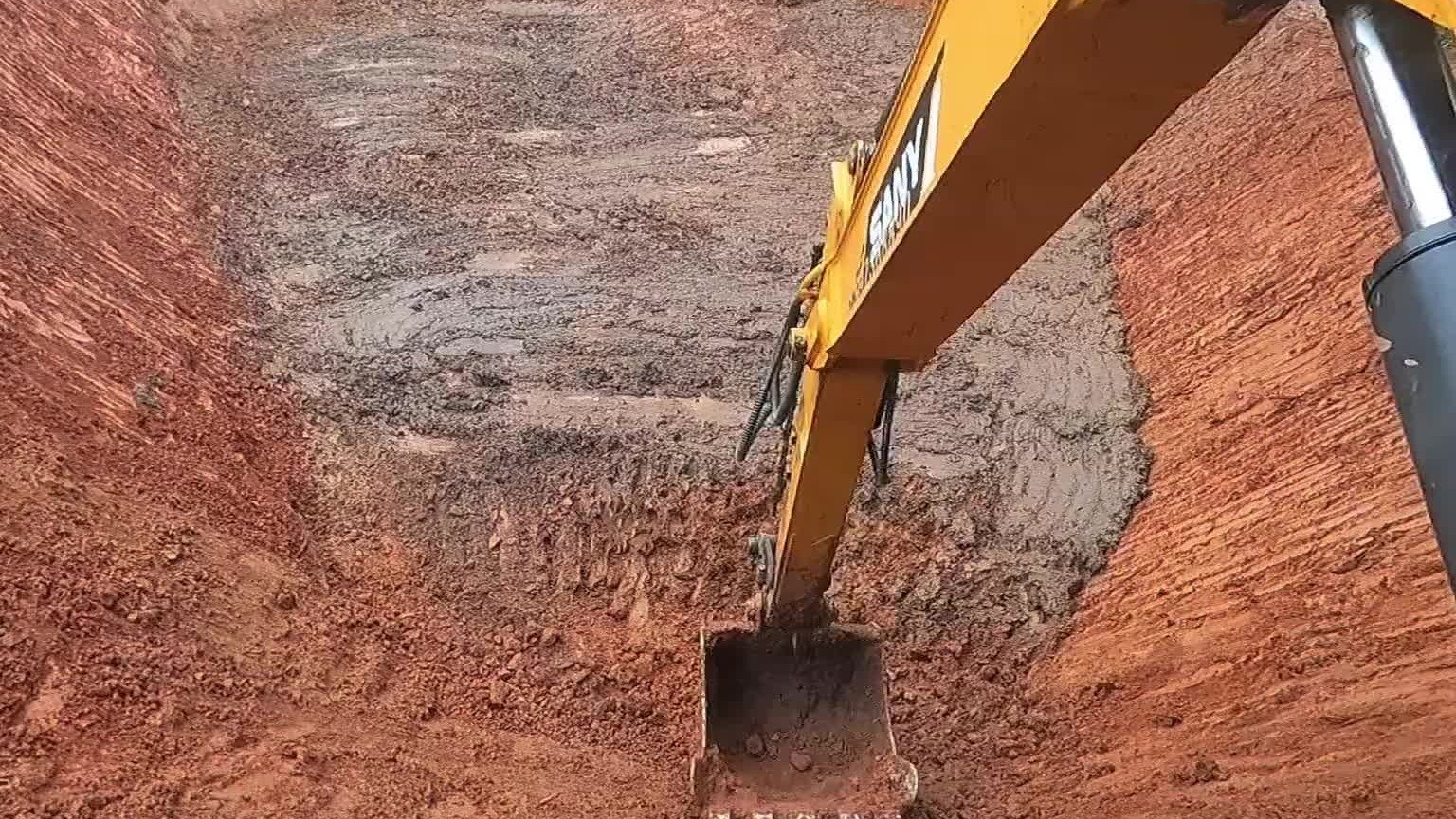 挖机把鱼塘清理休整之后，门前亮堂了很多，干净了很多。