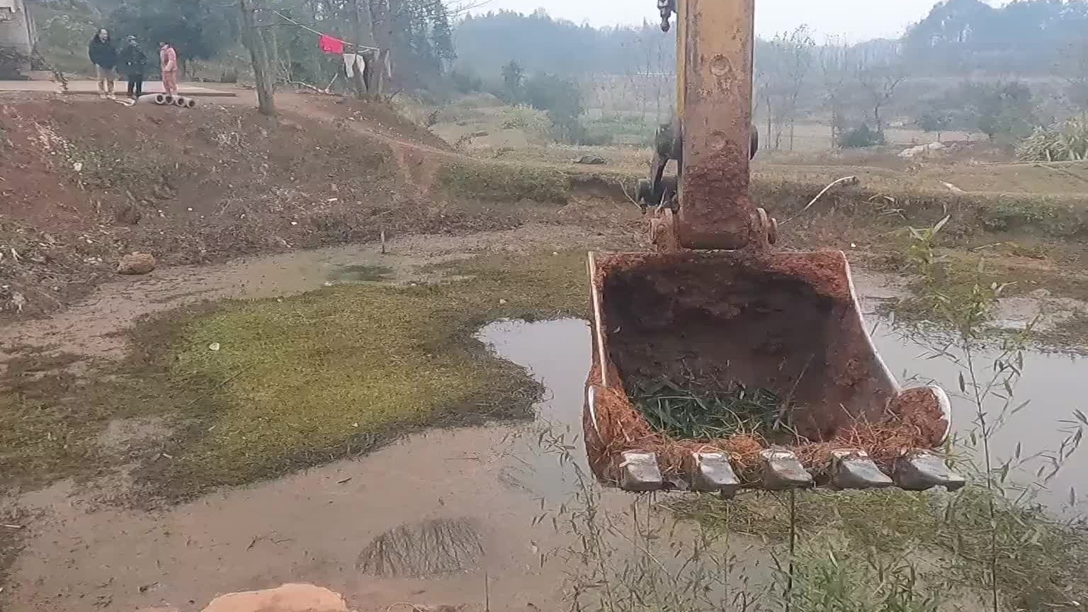 要不是我有丰富的挖鱼塘经验,就会陷在鱼塘里.上演葫芦娃救爷爷