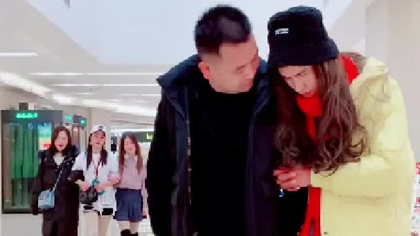 夫妻俩吵个架半个月，出此下策给兄弟来帮忙，在他老婆下班的路上上演苦肉计，看看她到底心里有没有我兄弟