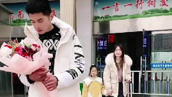 网恋三年，你女儿就是我女儿，今天接你们回家