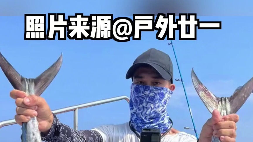 女友险被大鱼拉入大海，多亏帅小伙出手相助。。