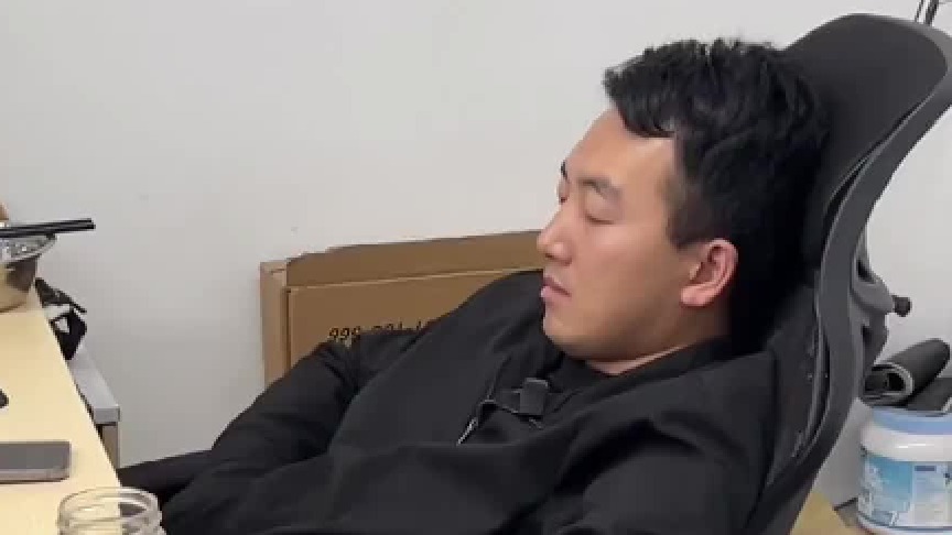 今天给这台车贴个梦幻松石绿！