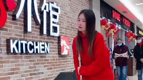 聊了两年的网友 今天在商场见面 穿成这样故意试探我