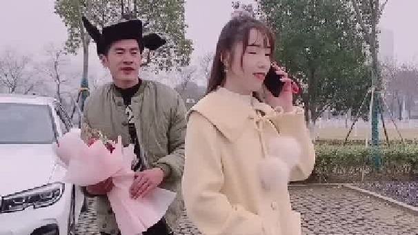 相识两年的网友，今天到火车站接她，没想到我败给了现实