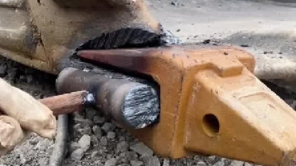 这样加一节半轴在焊其实也可以弥补被磨的掉的刀板，这样就可以减小斗根断裂的可能性，懂的不要喷