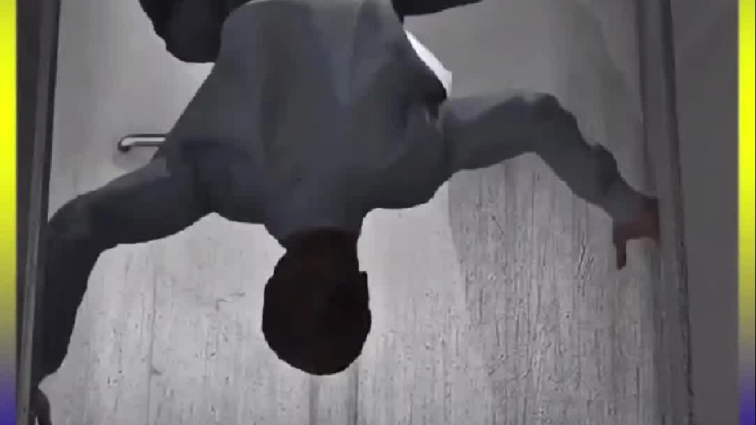 当我们在生活中突然遭遇电梯坠落时，我们应该如何保护好自己呢！