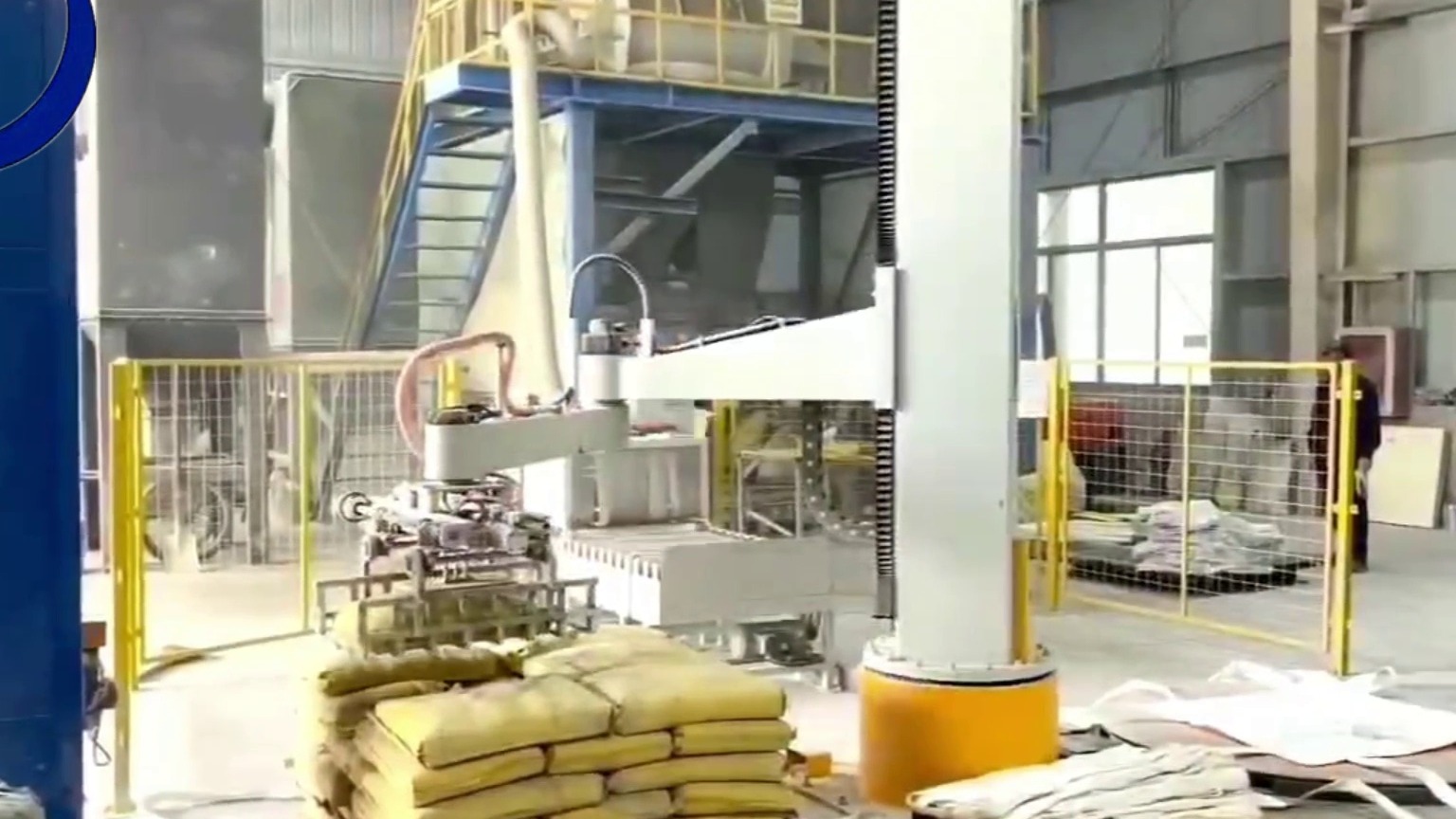 简单的体力劳动渐渐不需要人工，能吃苦这个最大的优点现在已不再被需要，立柱机器人码垛缠膜包装1