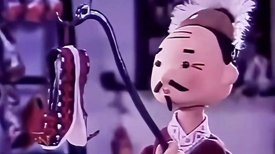 男人的脚着火了，可他不去灭火反而去书上寻找解决的办法！_1