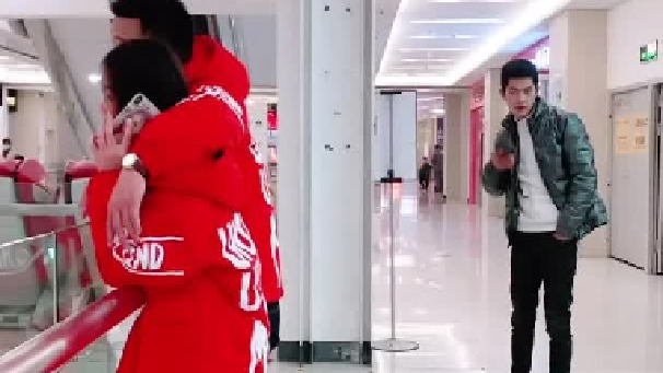 这就是你所谓的周末加班，电话不接，孩子也不管。￼没想到在商场看到这一幕，一次不忠，终身不用