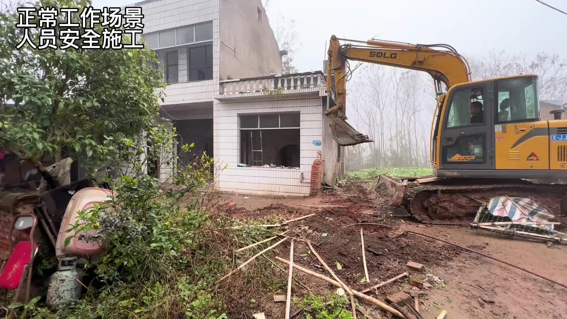 这个师傅技术就比较厉害，小挖机拆二层楼。我是不敢拆，我怕嘎