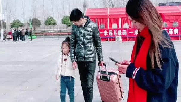 网恋一年的女网友，说好今天不带女儿出门，偷偷带出来以为她会生气，结果让人暖心