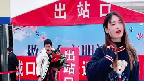 相恋了一年的女网友，今天约在车站见面，试探一下她是不是那种物质的女孩，结果