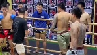 兄弟齐心三个单挑打一个，精神小伙上门踢馆。