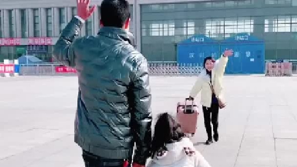 网恋一年的女友，过来和我们父女一起过年，以为她会跟女儿相处不好，结果比亲生的还要亲，感恩遇见