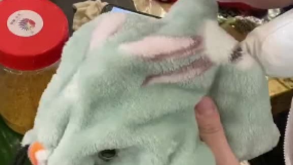 躺手上的小怪兽