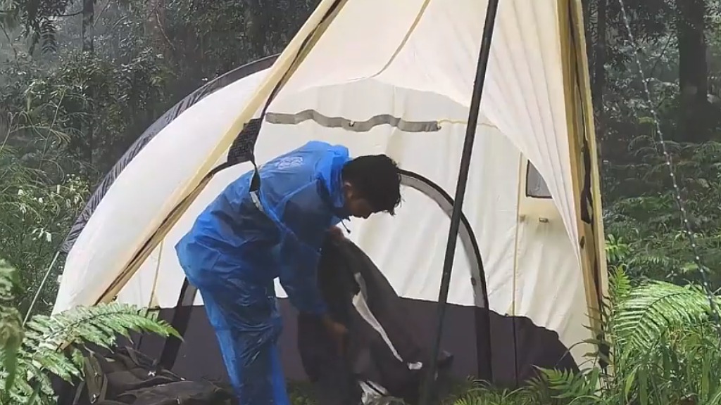 狠人小哥非露不可雨天露营（第一集）