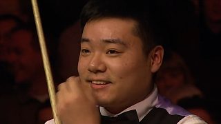 3-3決勝局來了！丁俊暉笑場(chǎng)了，繞臺(tái)反做斯諾克