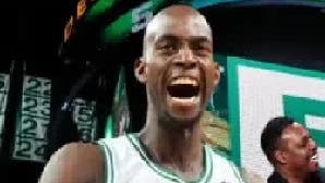 加内特5号球衣退役，三巨头相拥泯恩仇，传奇终究见证传奇。