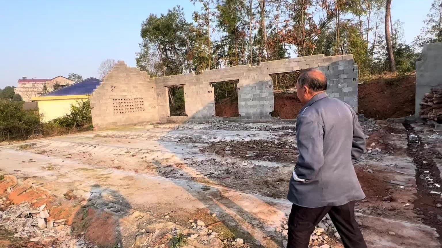 我把下面的房子拆了，我修在上面。我站的高，我看的远。