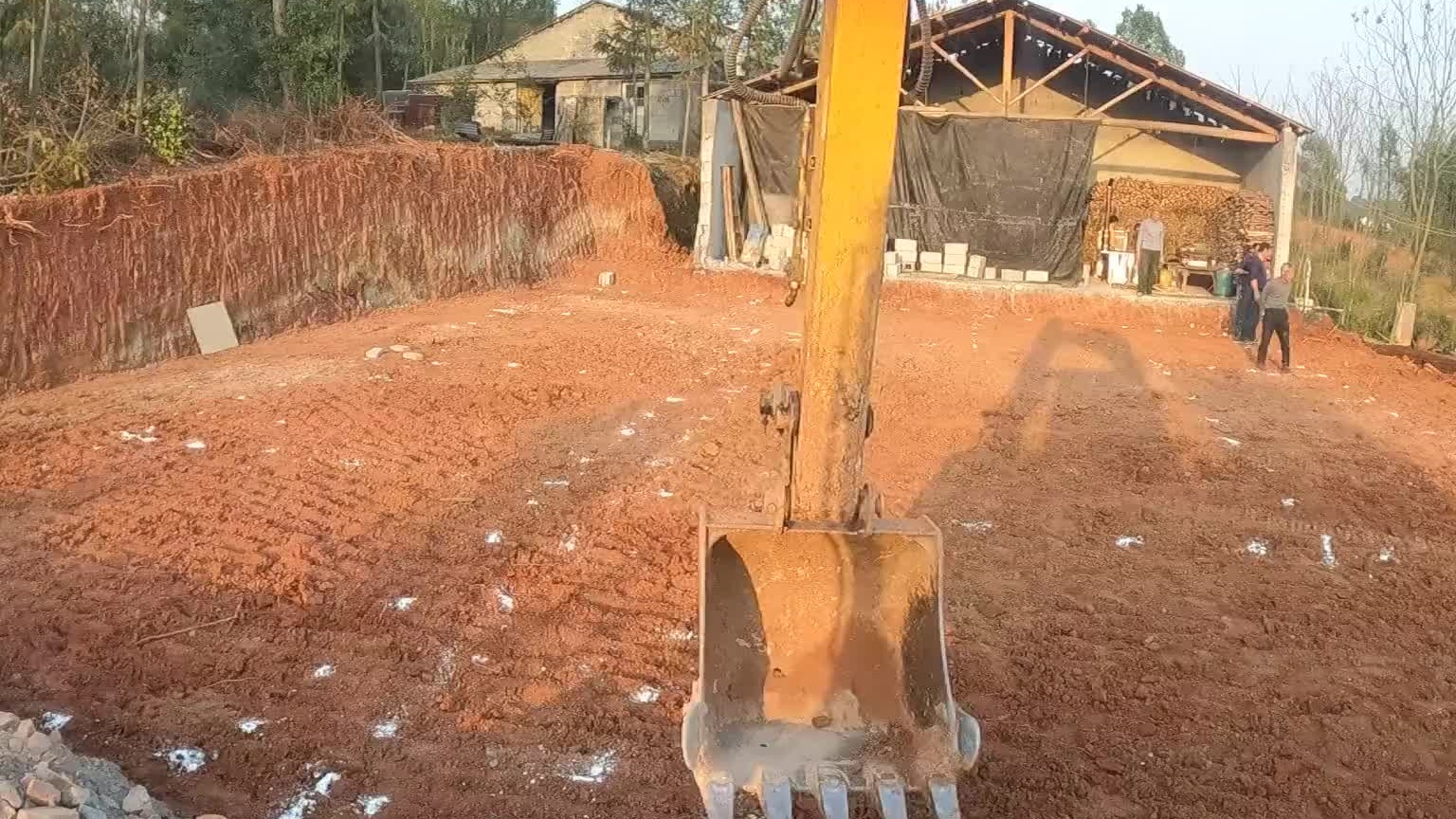 挖房屋地基，虽然说挖的潦草了点。但是我快啊，半个小时挖完了