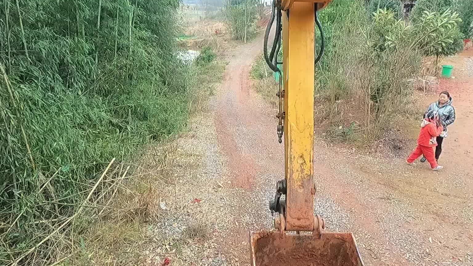 老板买了小车，把土路修平整，打混凝土。搞条水泥路。