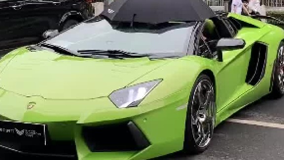 如何同时驾驭两台车？新来的助理为了代步车拼了！