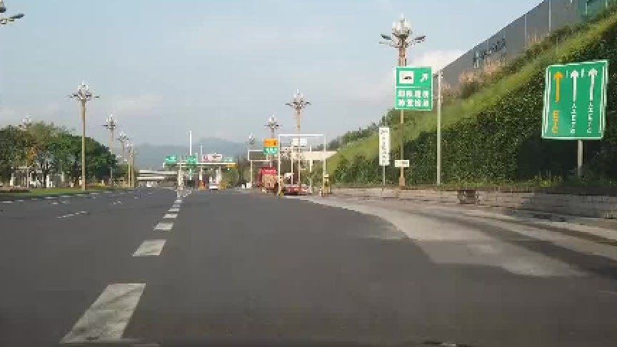 高速匝道口堵车如何安全驾驶，老司机亲自开车演示，别做大聪明