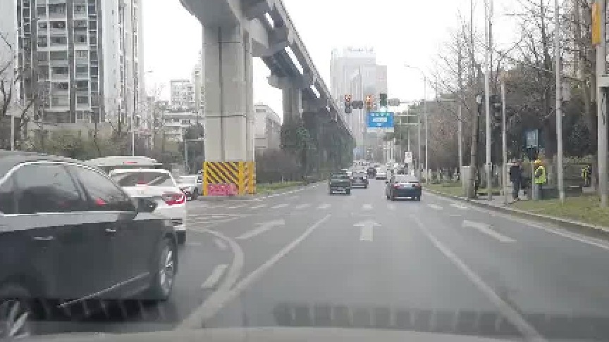 在5个地方听到后车喇叭催促，无需惊慌乱了节奏，甭理他