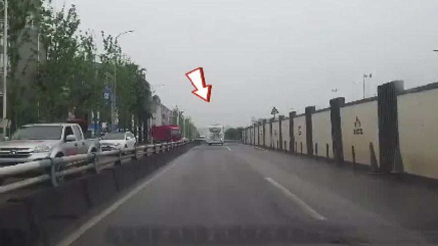 开车时车道选择的技巧，老司机亲自开车演示，都是为了安全